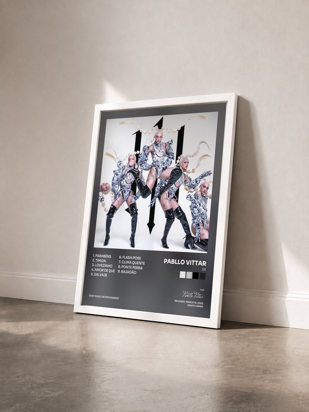 #blanc Tableau de l'album 111 de Pabllo Vittar vu de trois quarts, cadre blanc
