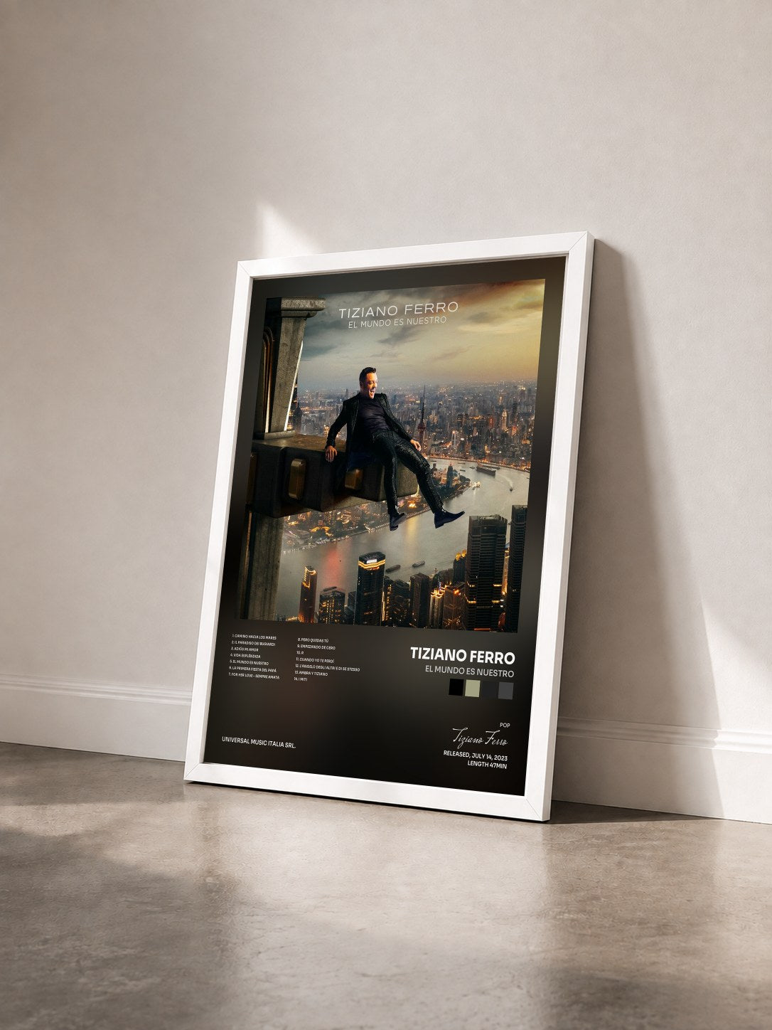 #blanc Tableau de l'album El Mundo Es Nuestro de Tiziano Ferro vu de trois quarts, cadre blanc