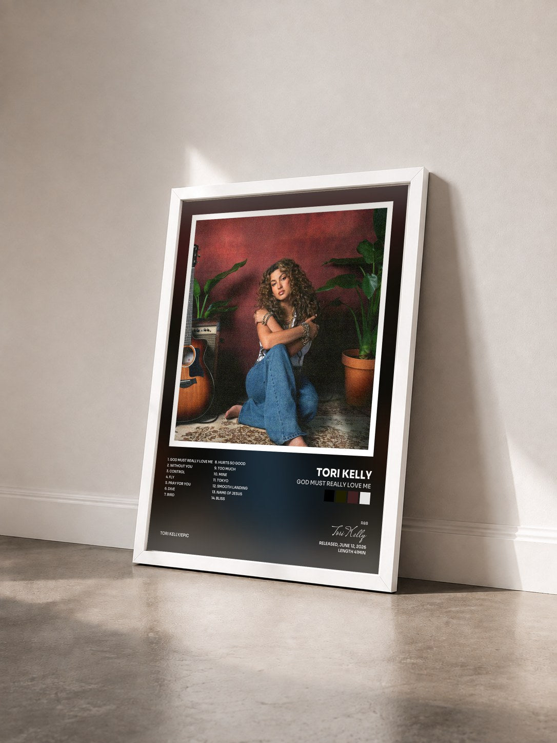 #blanc Tableau de l'album God Must Really Love Me de Tori Kelly vu de trois quarts, cadre blanc
