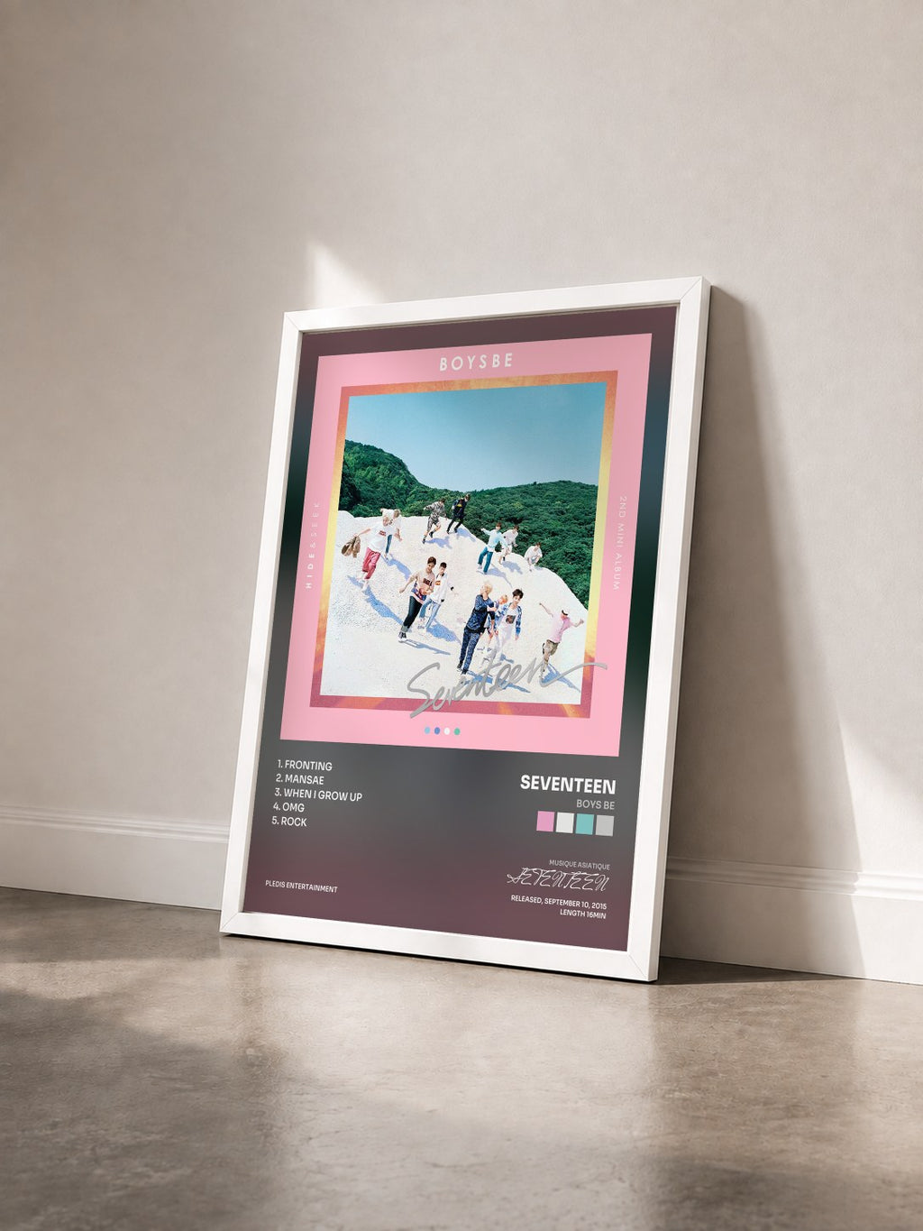 #blanc Tableau de l'album BOYS BE de SEVENTEEN vu de trois quarts, cadre blanc