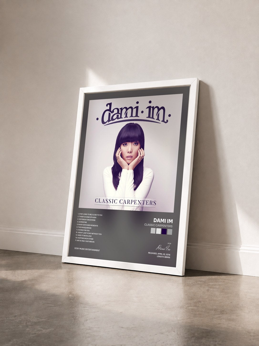#blanc Tableau de l'album Classic Carpenters de Dami Im vu de trois quarts, cadre blanc