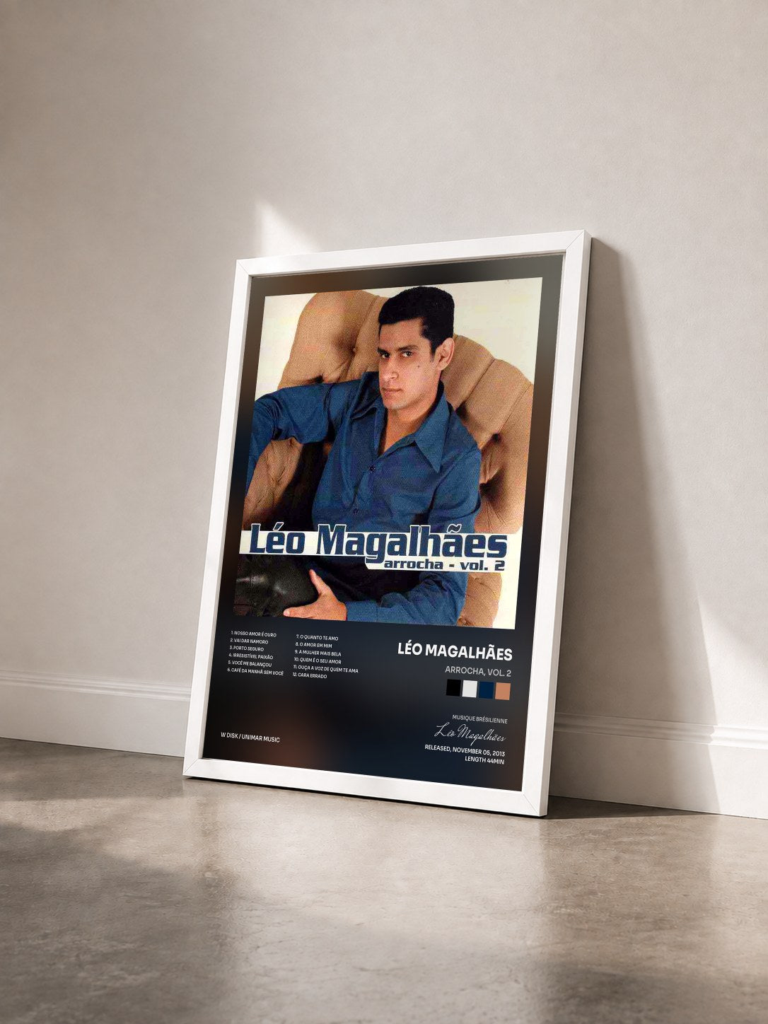 #blanc Tableau de l'album Arrocha, Vol. 2 de Léo Magalhães vu de trois quarts, cadre blanc