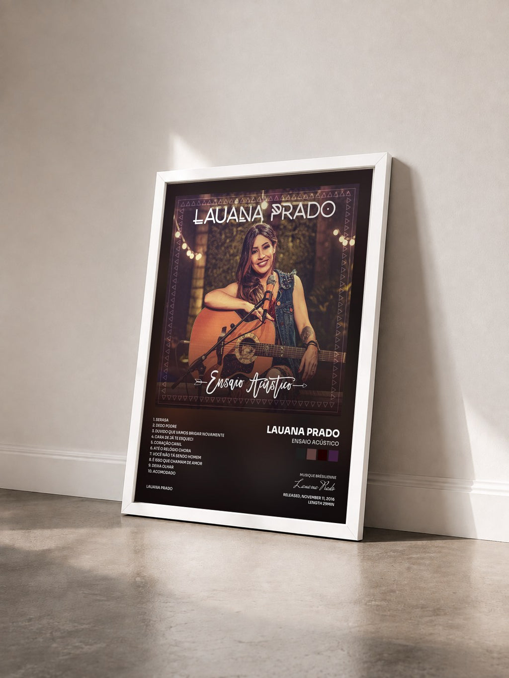 #blanc Tableau de l'album Ensaio Acústico de Lauana Prado vu de trois quarts, cadre blanc