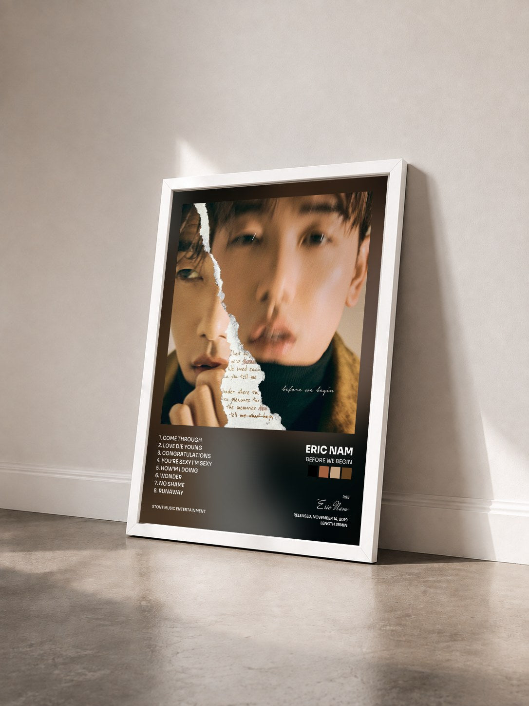 #blanc Tableau de l'album Before We Begin de Eric Nam vu de trois quarts, cadre blanc