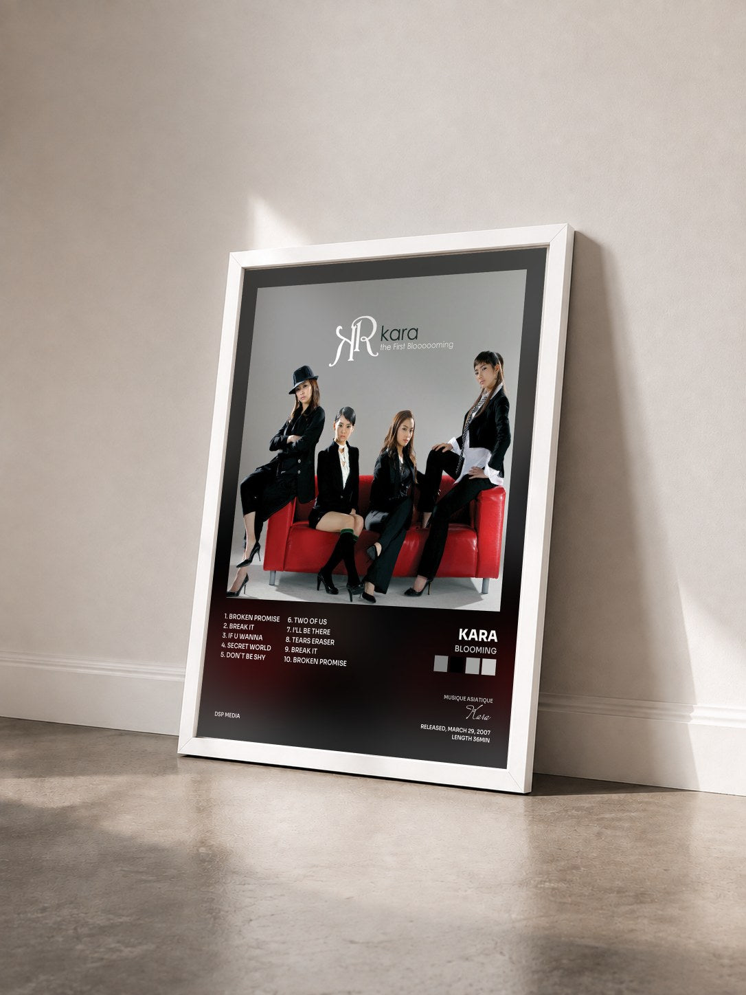 #blanc Tableau de l'album Blooming de Kara vu de trois quarts, cadre blanc