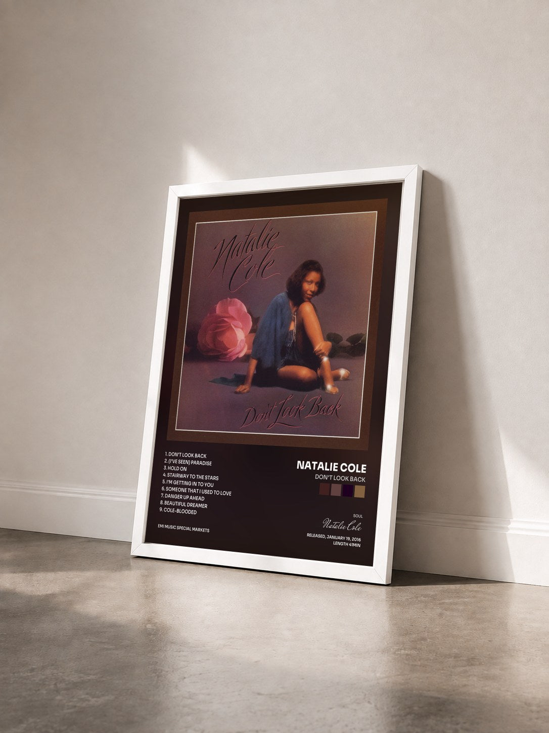#blanc Tableau de l'album Don't Look Back de Natalie Cole vu de trois quarts, cadre blanc