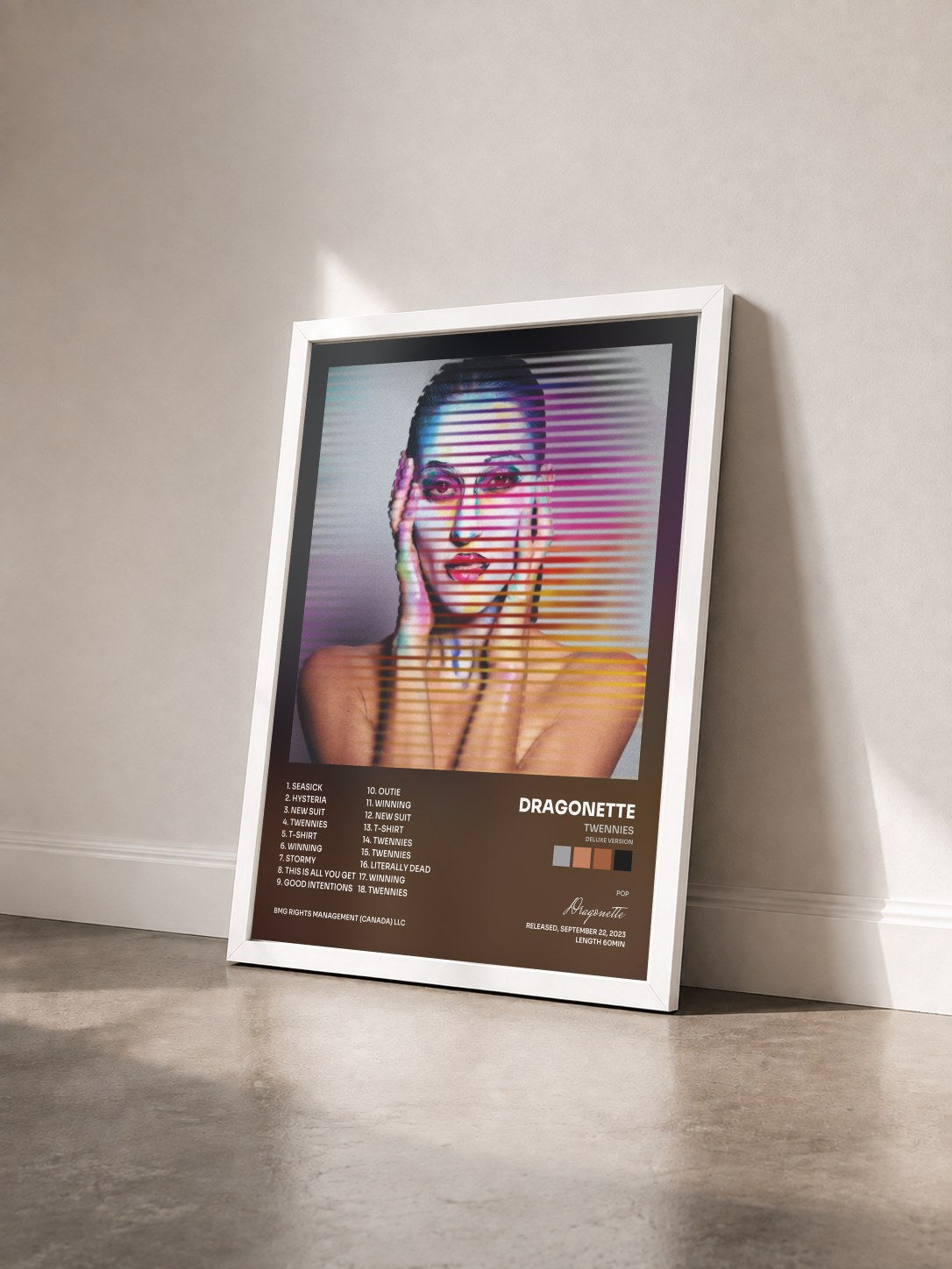 #blanc Tableau de l'album Twennies (Deluxe Version) de Dragonette vu de trois quarts, cadre blanc