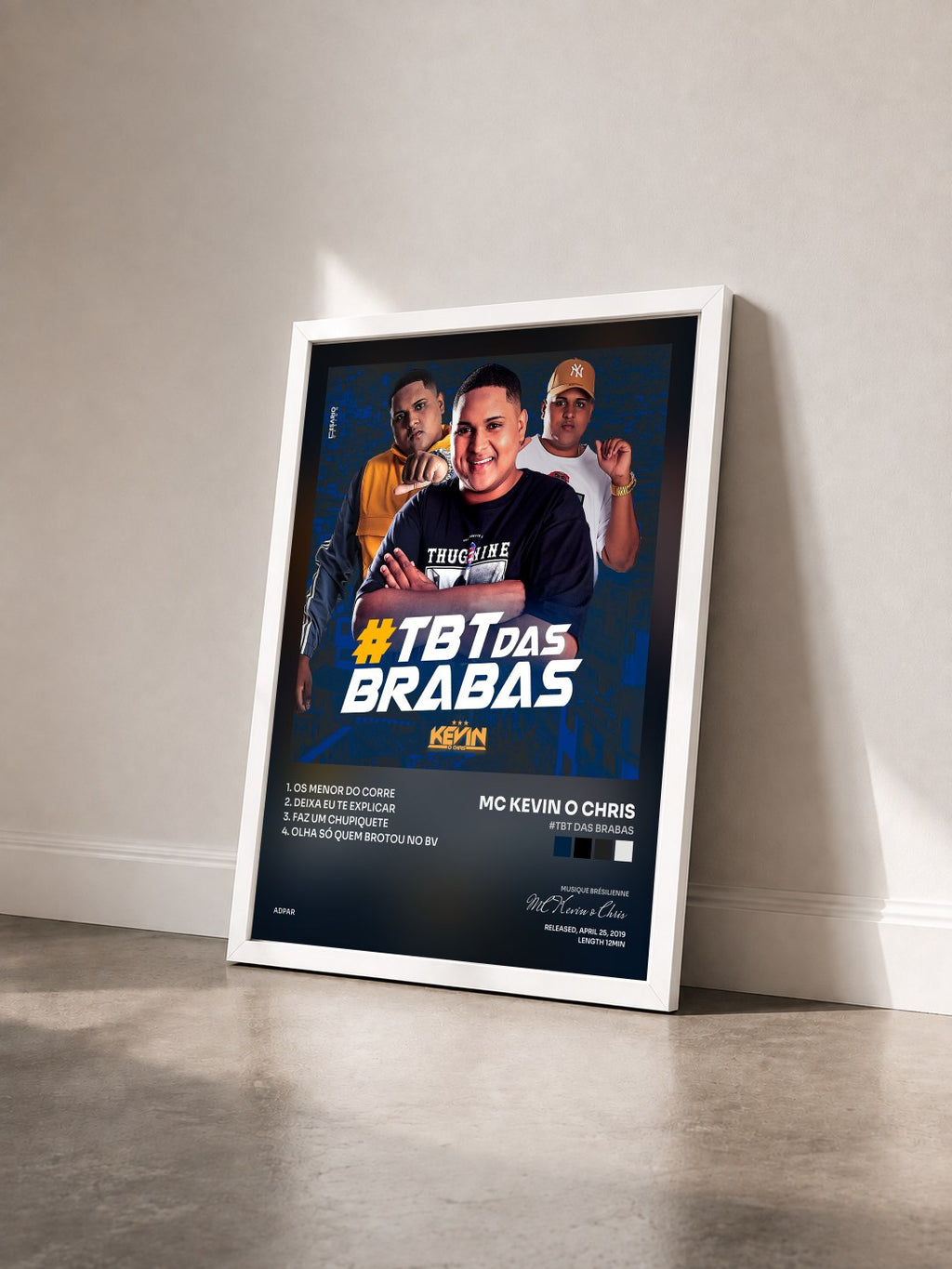 #blanc Tableau de l'album #TBT das Brabas de MC Kevin o Chris vu de trois quarts, cadre blanc