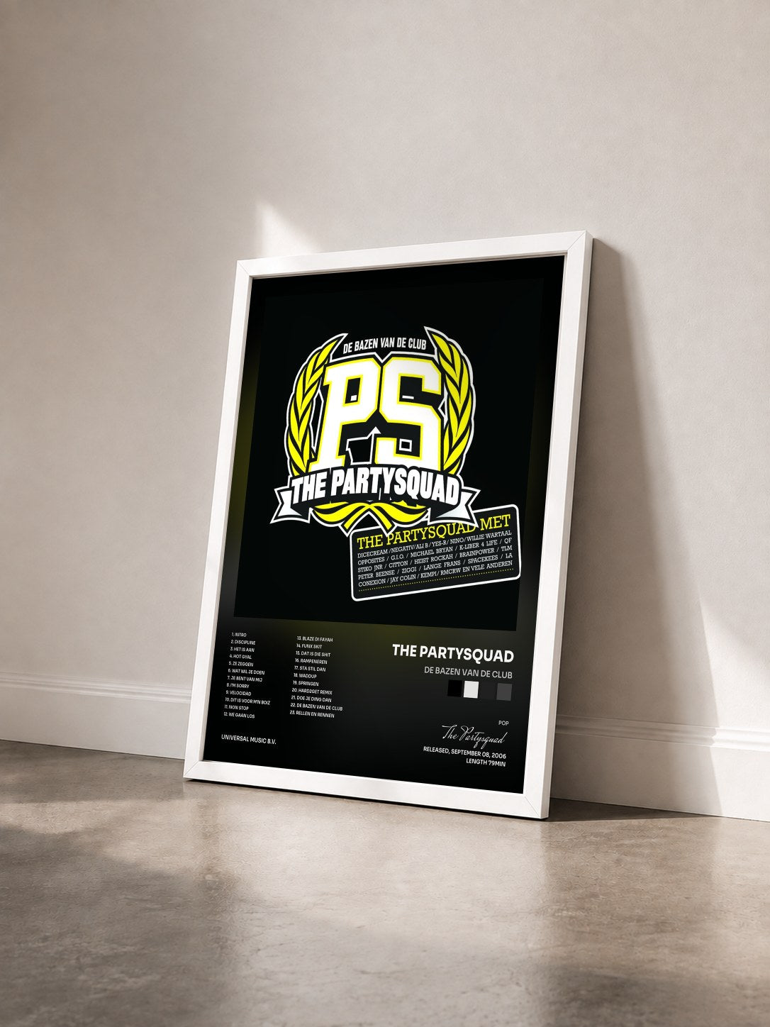 #blanc Tableau de l'album De Bazen Van De Club de The Partysquad vu de trois quarts, cadre blanc