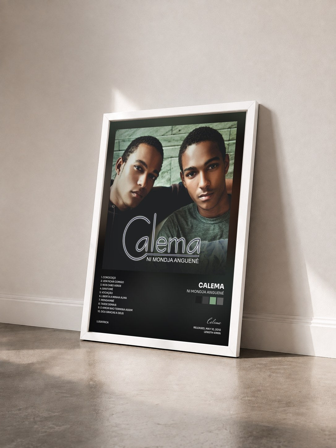 #blanc Tableau de l'album Ni Mondja Anguené de Calema vu de trois quarts, cadre blanc