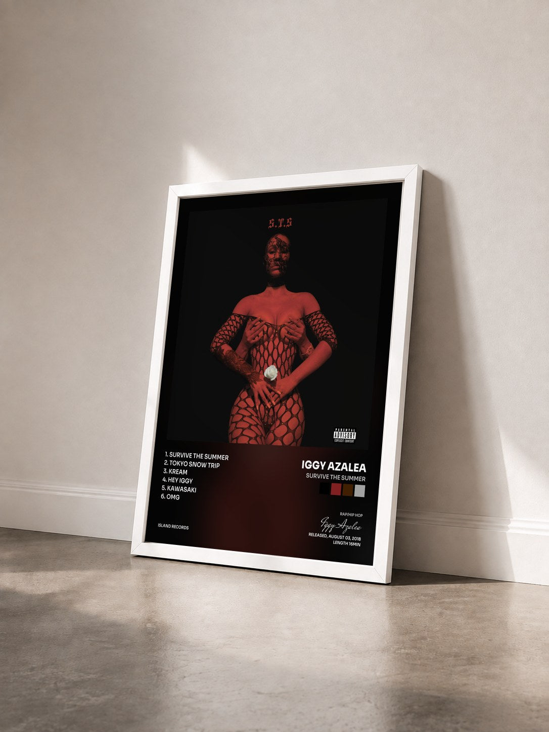 #blanc Tableau de l'album Survive The Summer de Iggy Azalea vu de trois quarts, cadre blanc