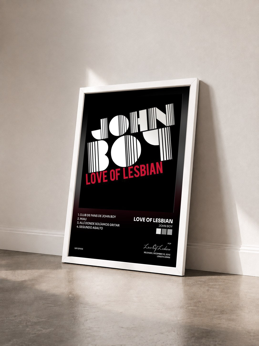 #blanc Tableau de l'album John boy de Love Of Lesbian vu de trois quarts, cadre blanc
