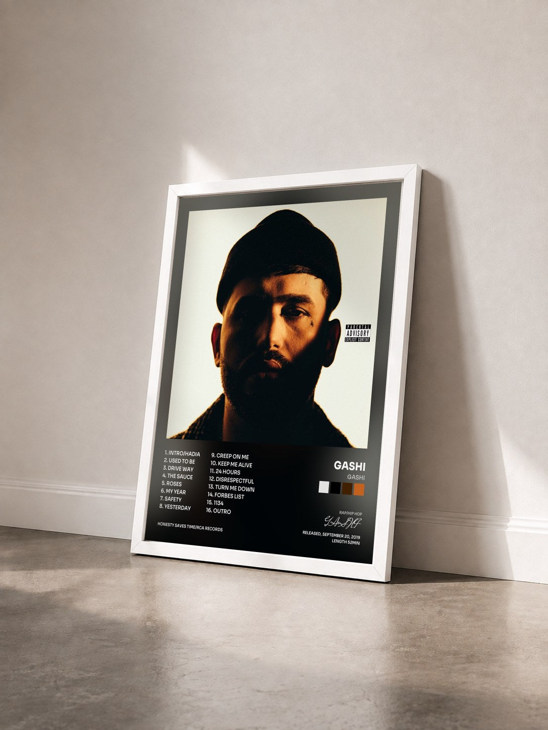 #blanc Tableau de l'album GASHI de GASHI vu de trois quarts, cadre blanc