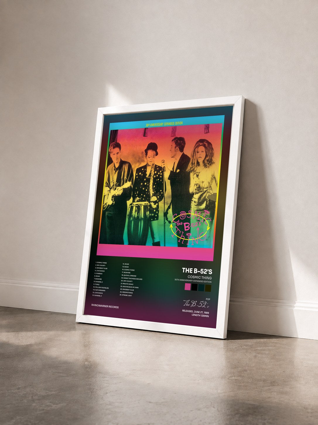 #blanc Tableau de l'album Cosmic Thing (30th Anniversary Expanded Edition) de The B-52's vu de trois quarts, cadre blanc