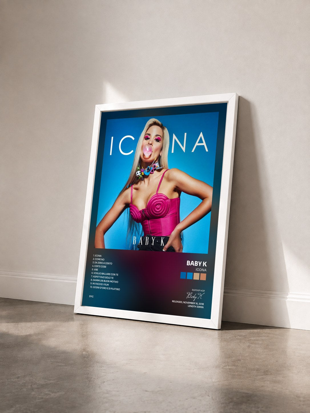 #blanc Tableau de l'album Icona de Baby K vu de trois quarts, cadre blanc
