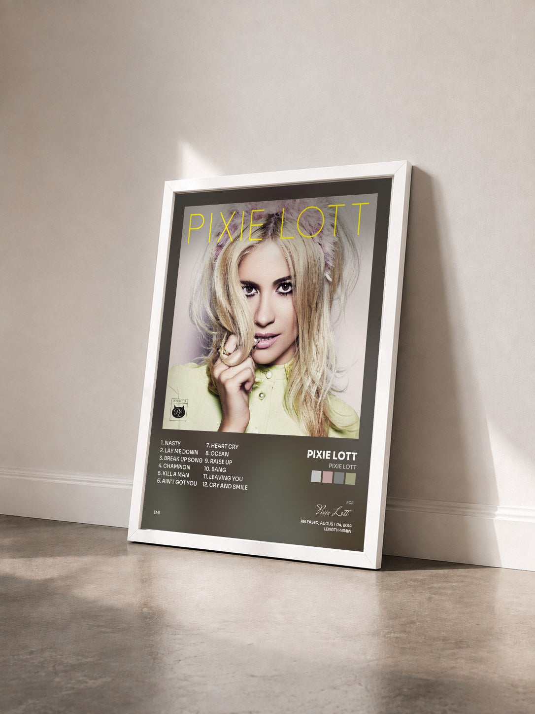 #blanc Tableau de l'album Pixie Lott de Pixie Lott vu de trois quarts, cadre blanc