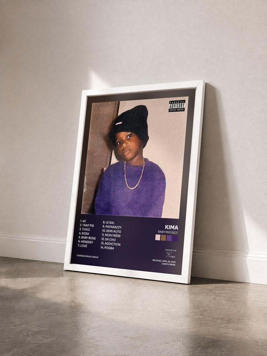 #blanc Tableau de l'album Baby project de Kima vu de trois quarts, cadre blanc