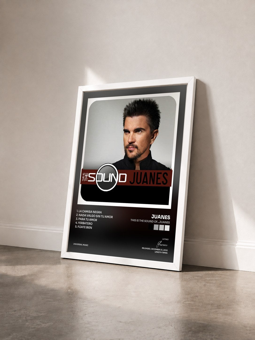 #blanc Tableau de l'album This Is The Sound Of...Juanes de Juanes vu de trois quarts, cadre blanc