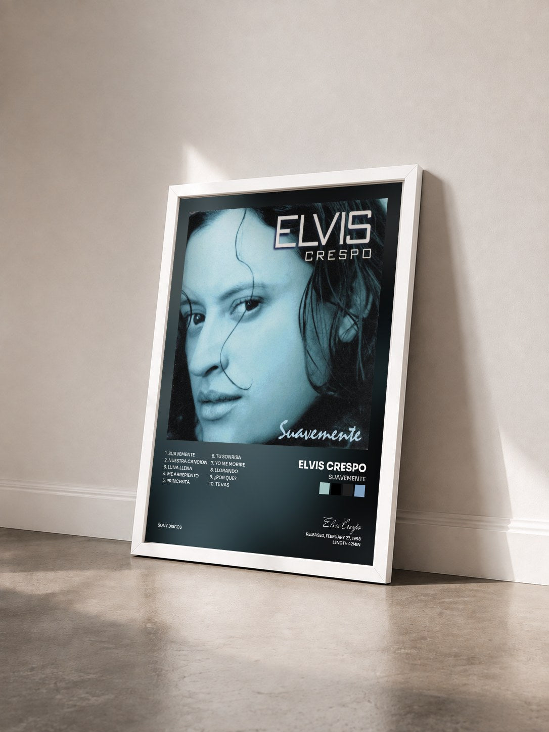 #blanc Tableau de l'album Suavemente de Elvis Crespo vu de trois quarts, cadre blanc