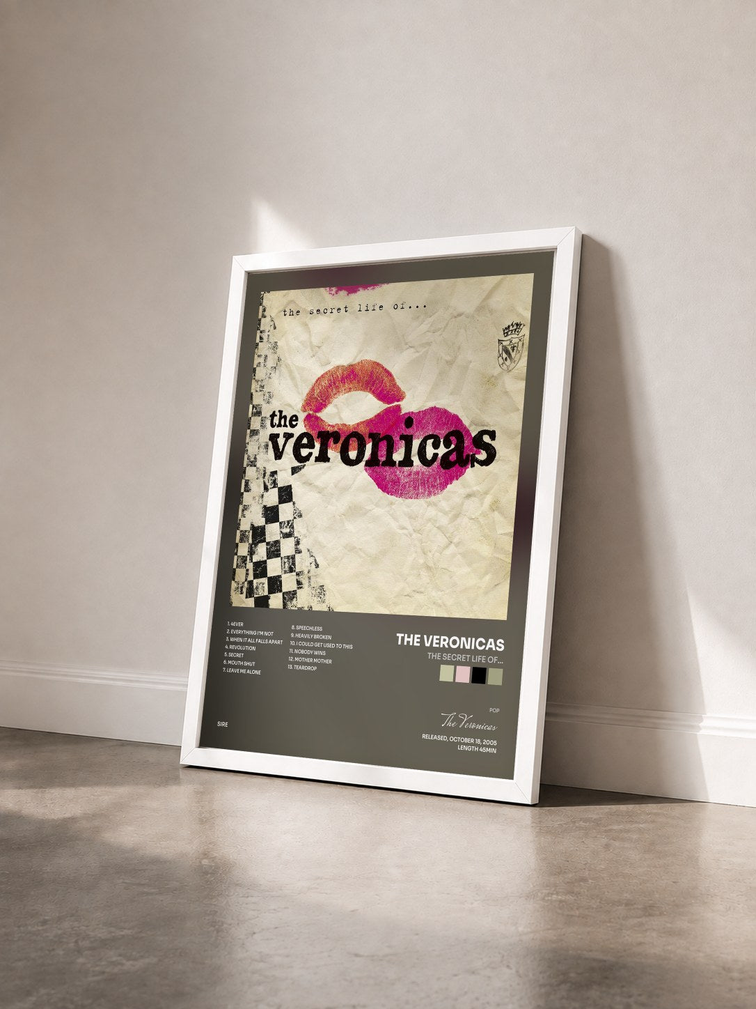 #blanc Tableau de l'album The Secret Life Of... de The Veronicas vu de trois quarts, cadre blanc