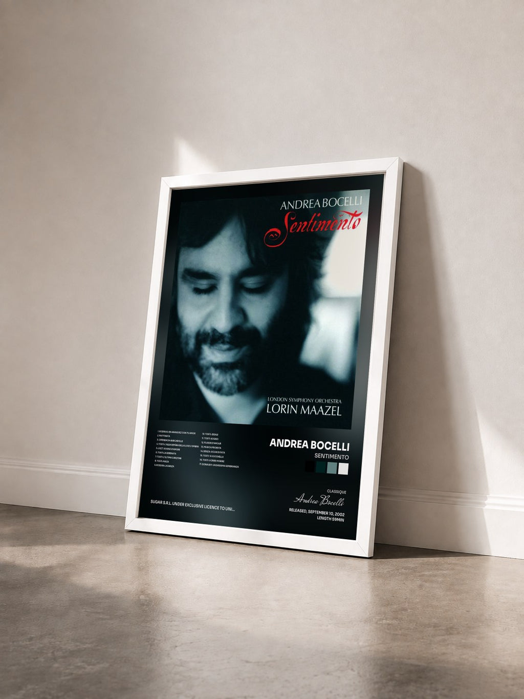#blanc Tableau de l'album Sentimento de Andrea Bocelli vu de trois quarts, cadre blanc