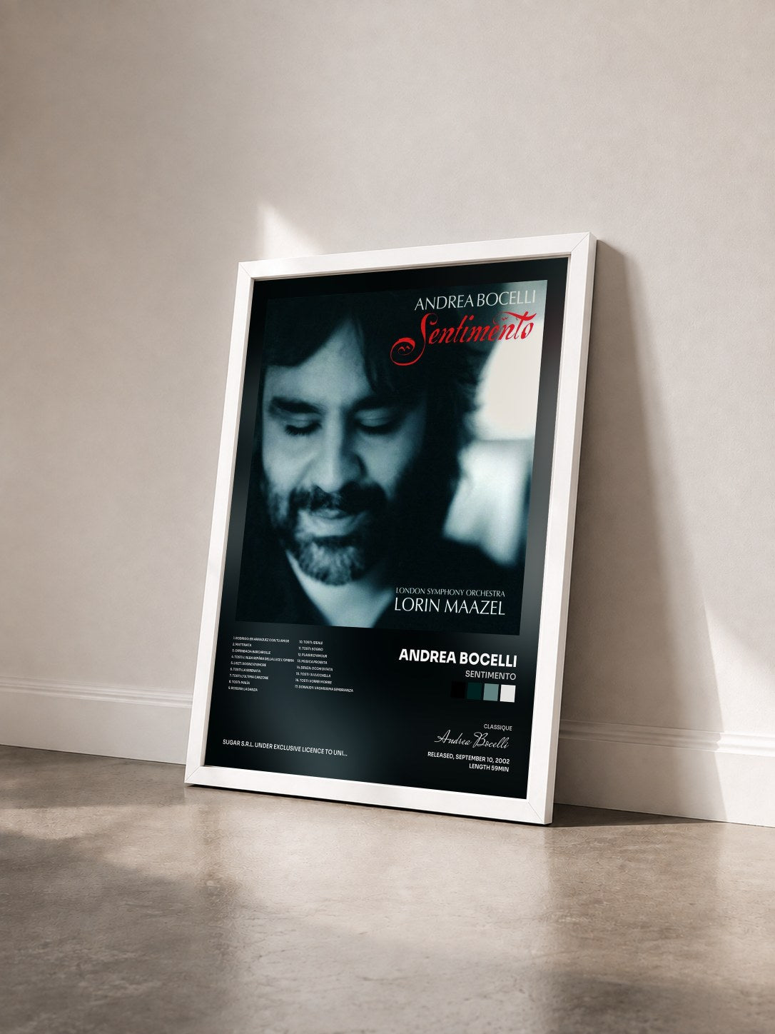 #blanc Tableau de l'album Sentimento de Andrea Bocelli vu de trois quarts, cadre blanc