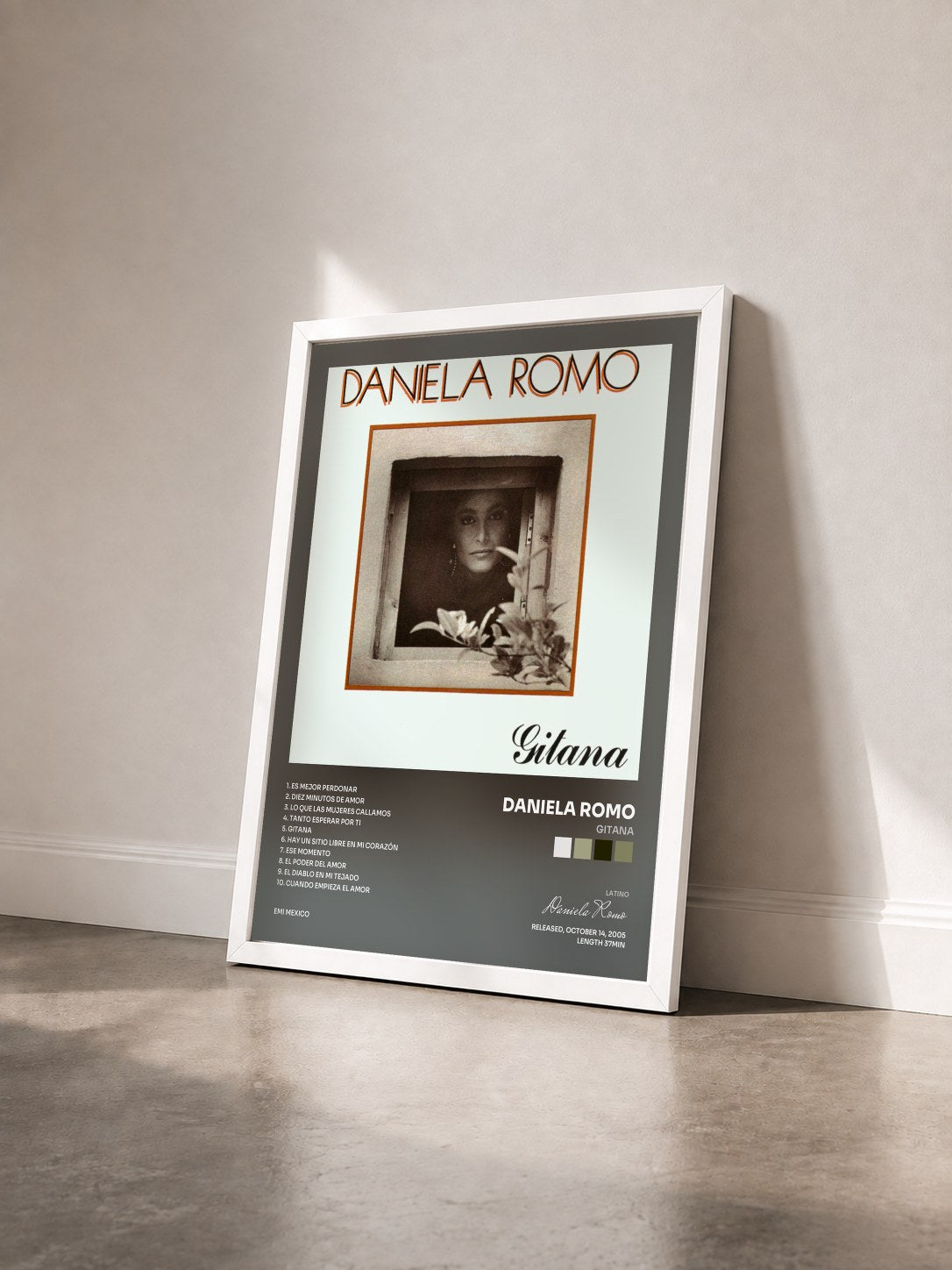 #blanc Tableau de l'album Gitana de Daniela Romo vu de trois quarts, cadre blanc