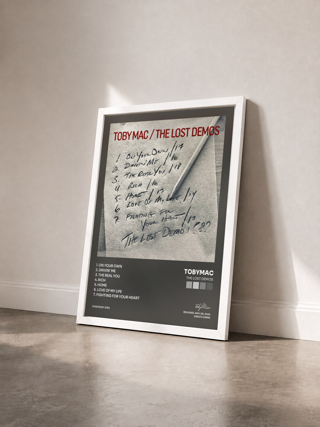 #blanc Tableau de l'album The Lost Demos de tobyMac vu de trois quarts, cadre blanc