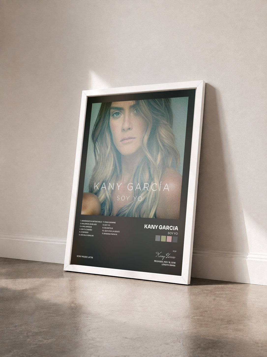 #blanc Tableau de l'album Soy Yo de Kany Garcia vu de trois quarts, cadre blanc
