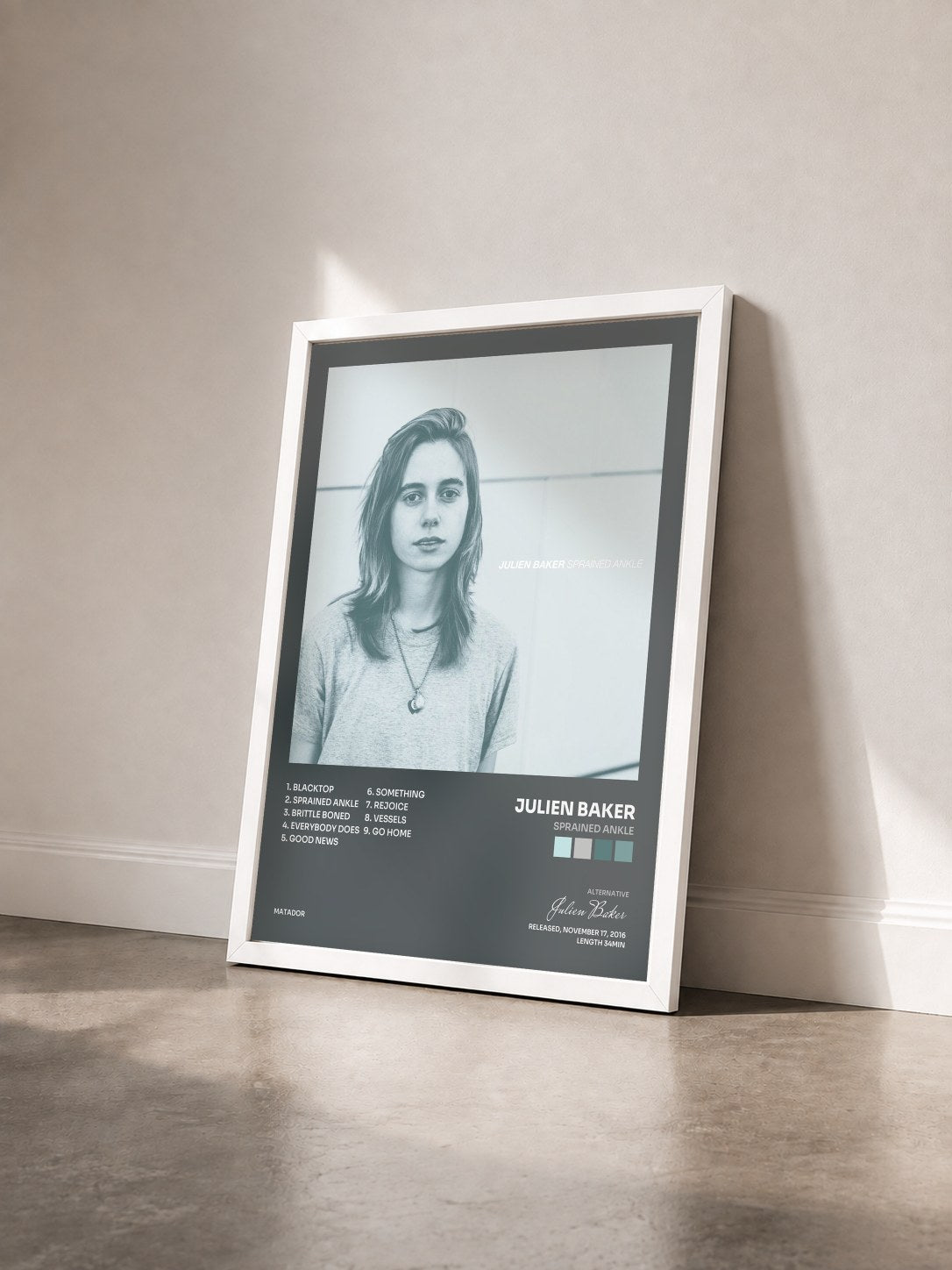 #blanc Tableau de l'album Sprained Ankle de Julien Baker vu de trois quarts, cadre blanc