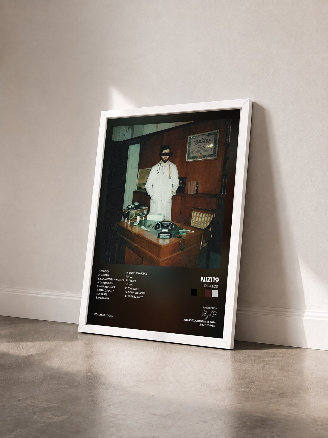 #blanc Tableau de l'album Doktor de Nizi19 vu de trois quarts, cadre blanc