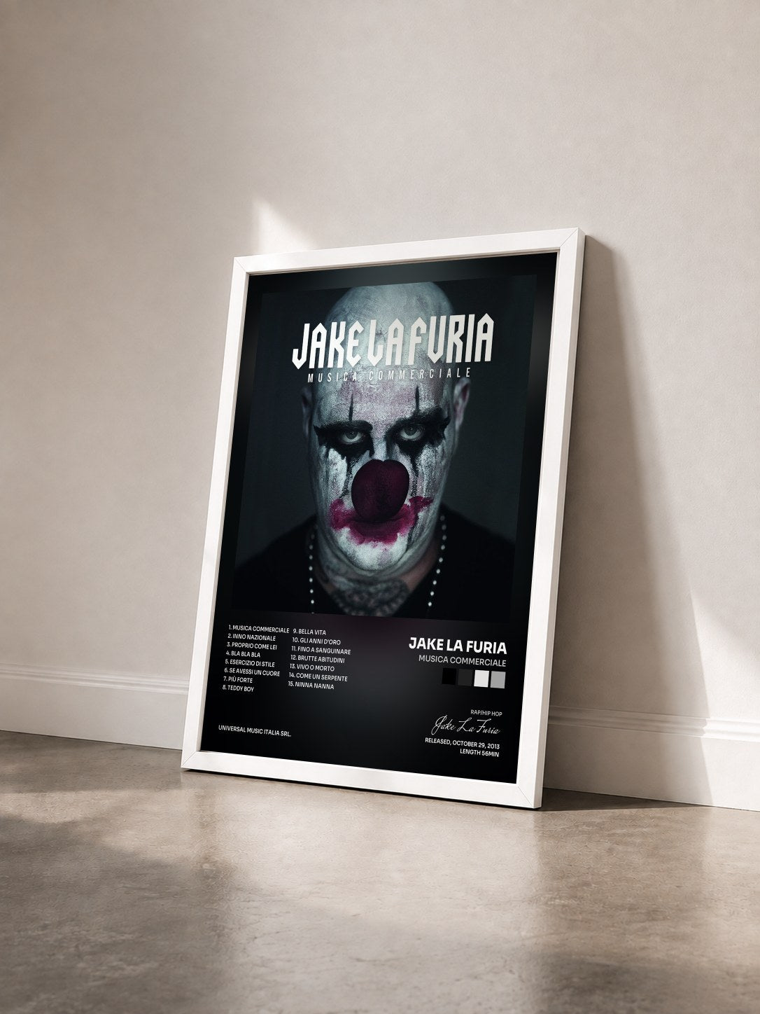 #blanc Tableau de l'album Musica Commerciale de Jake La Furia vu de trois quarts, cadre blanc