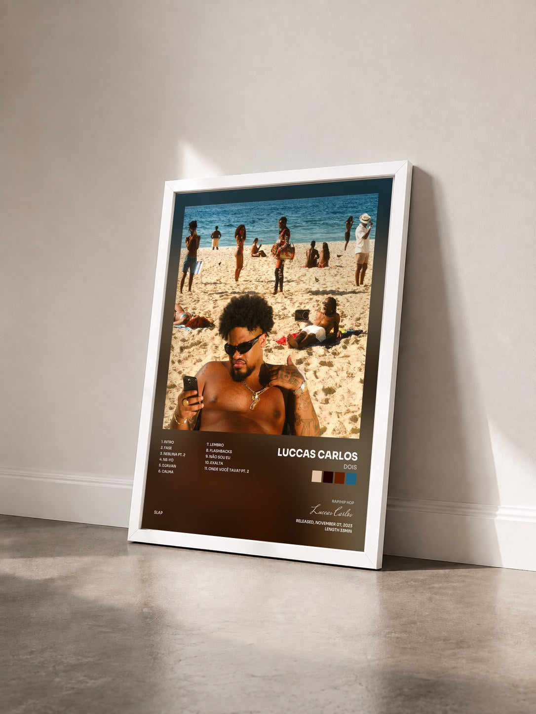 #blanc Tableau de l'album Dois de Luccas Carlos vu de trois quarts, cadre blanc