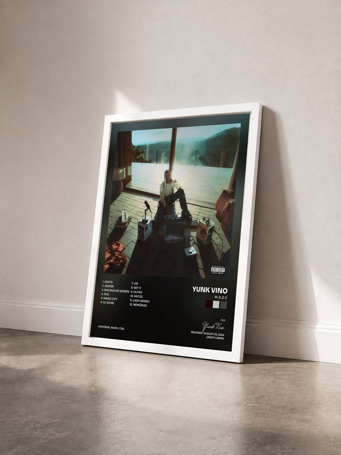 #blanc Tableau de l'album M.A.D 2 de Yunk Vino vu de trois quarts, cadre blanc