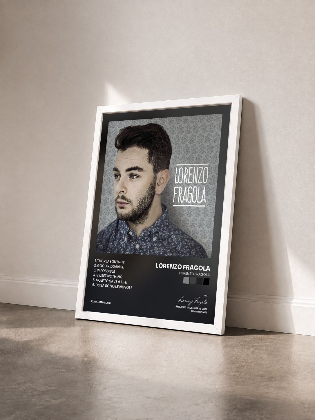 #blanc Tableau de l'album Lorenzo Fragola de Lorenzo Fragola vu de trois quarts, cadre blanc