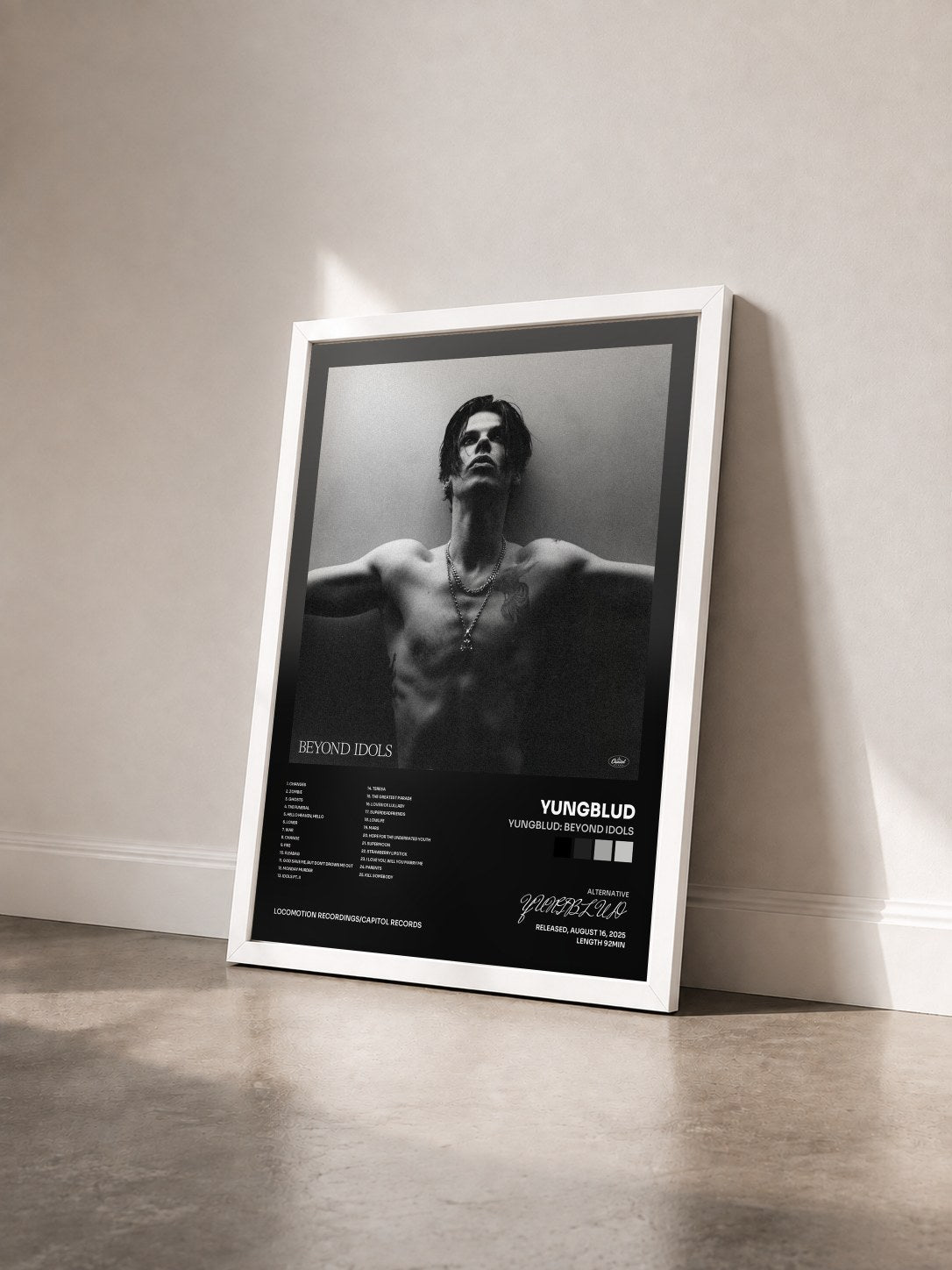 #blanc Tableau de l'album YUNGBLUD: Beyond Idols de YUNGBLUD vu de trois quarts, cadre blanc