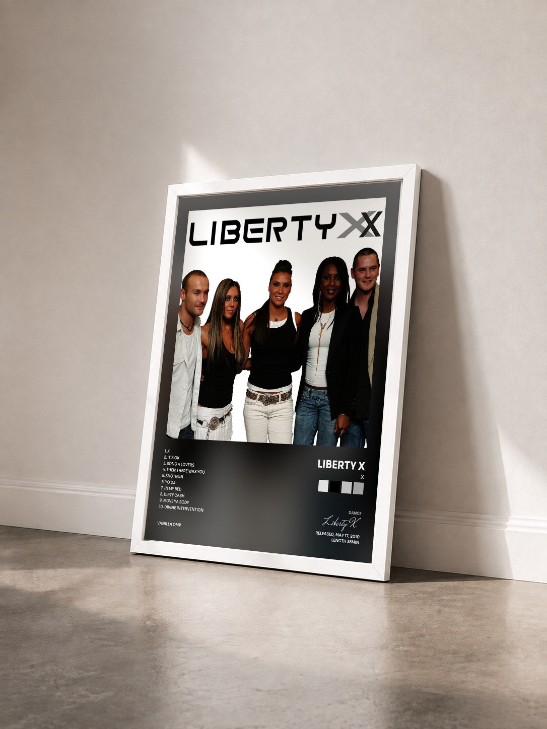 #blanc Tableau de l'album X de Liberty X vu de trois quarts, cadre blanc