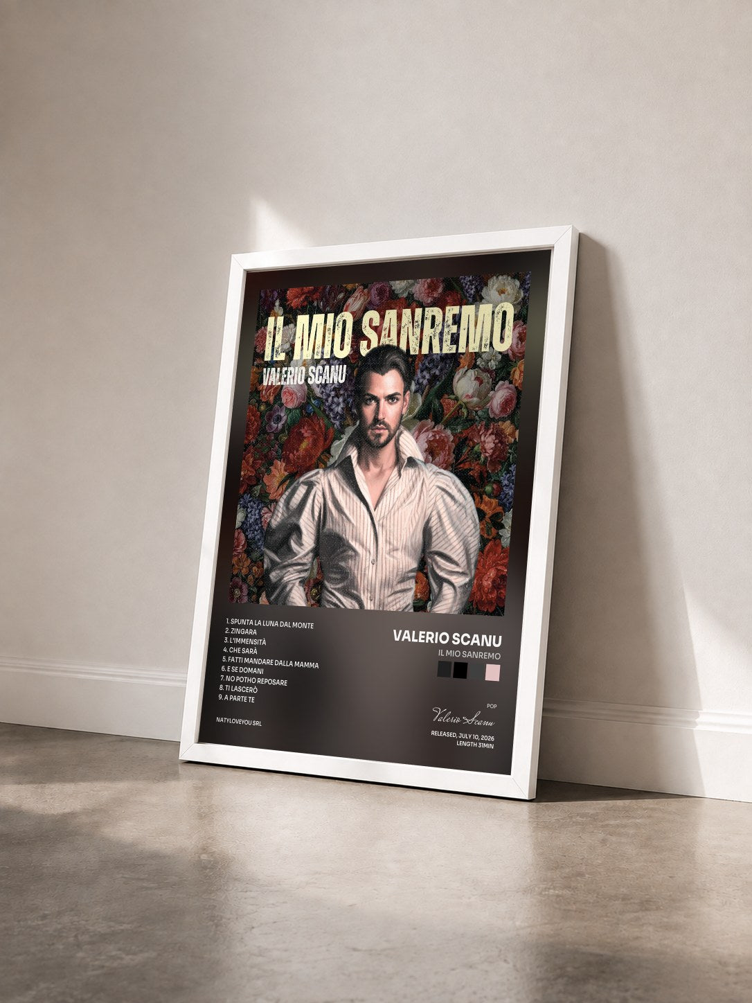 #blanc Tableau de l'album Il Mio Sanremo de Valerio Scanu vu de trois quarts, cadre blanc