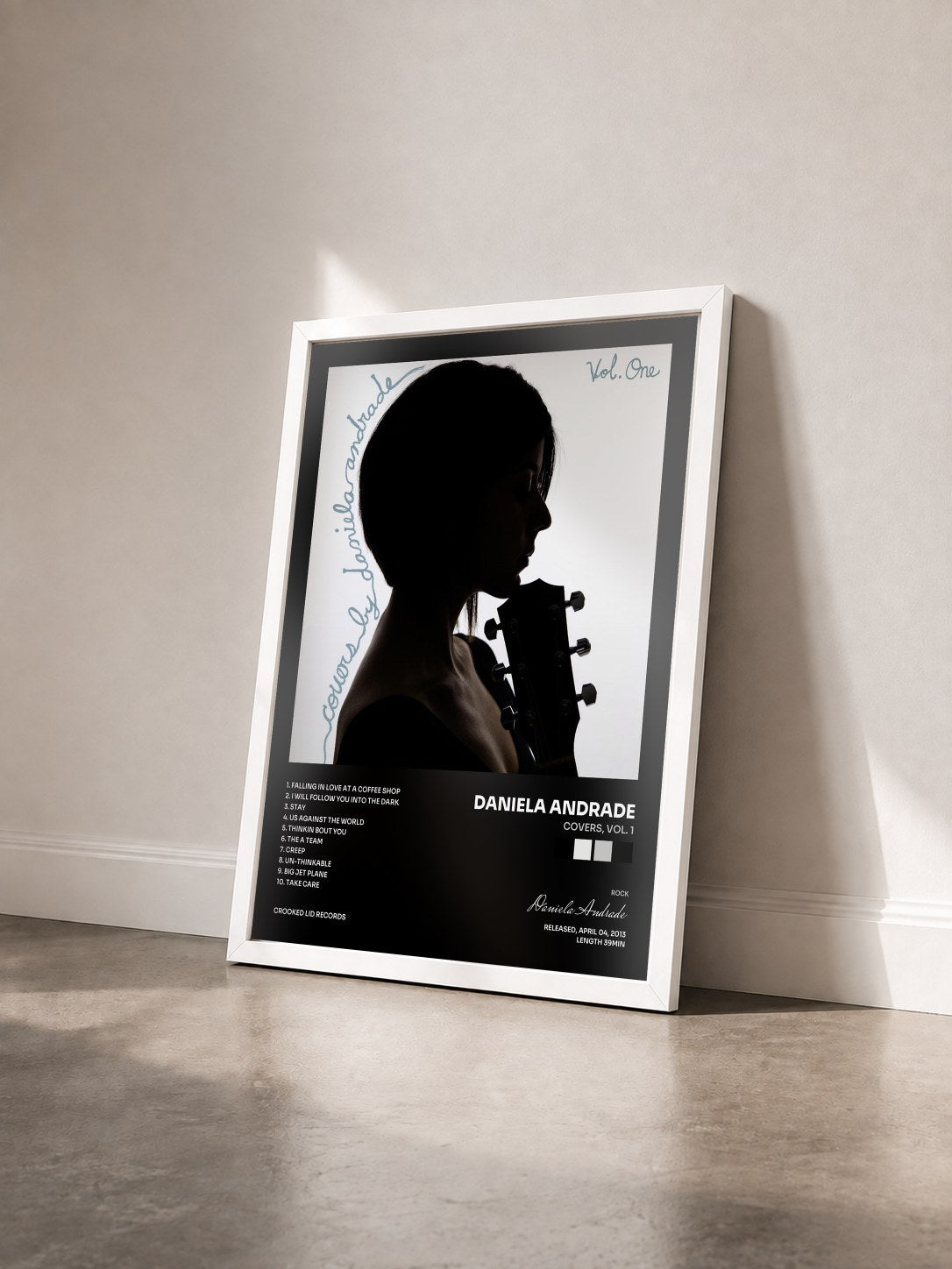 #blanc Tableau de l'album Covers, Vol. 1 de Daniela Andrade vu de trois quarts, cadre blanc