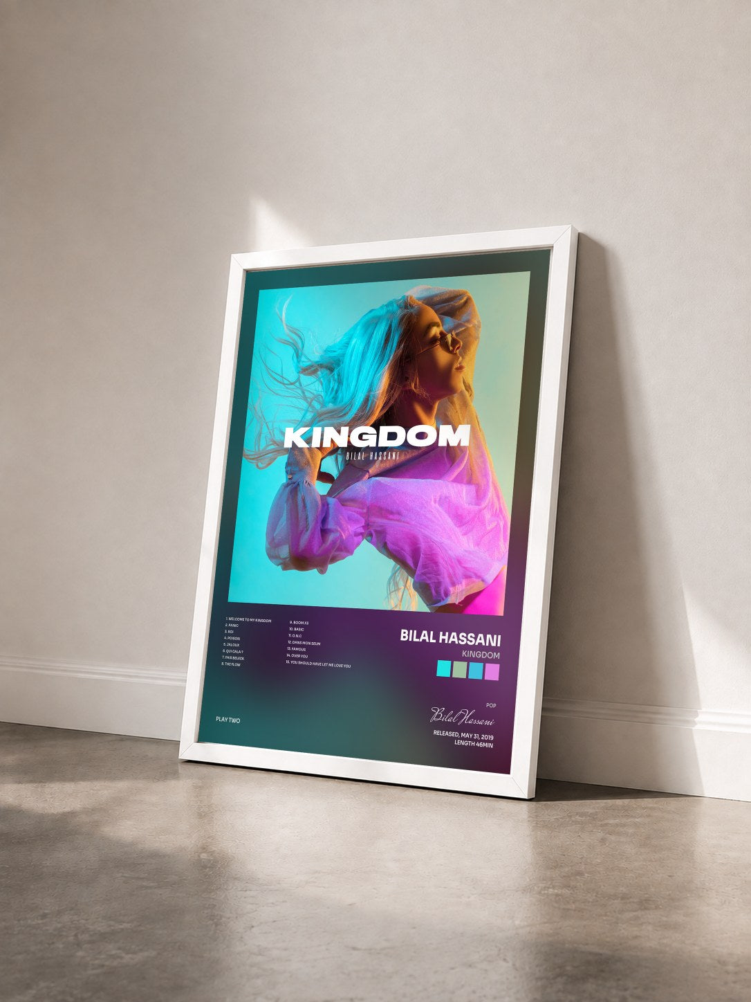 #blanc Tableau de l'album Kingdom de Bilal Hassani vu de trois quarts, cadre blanc