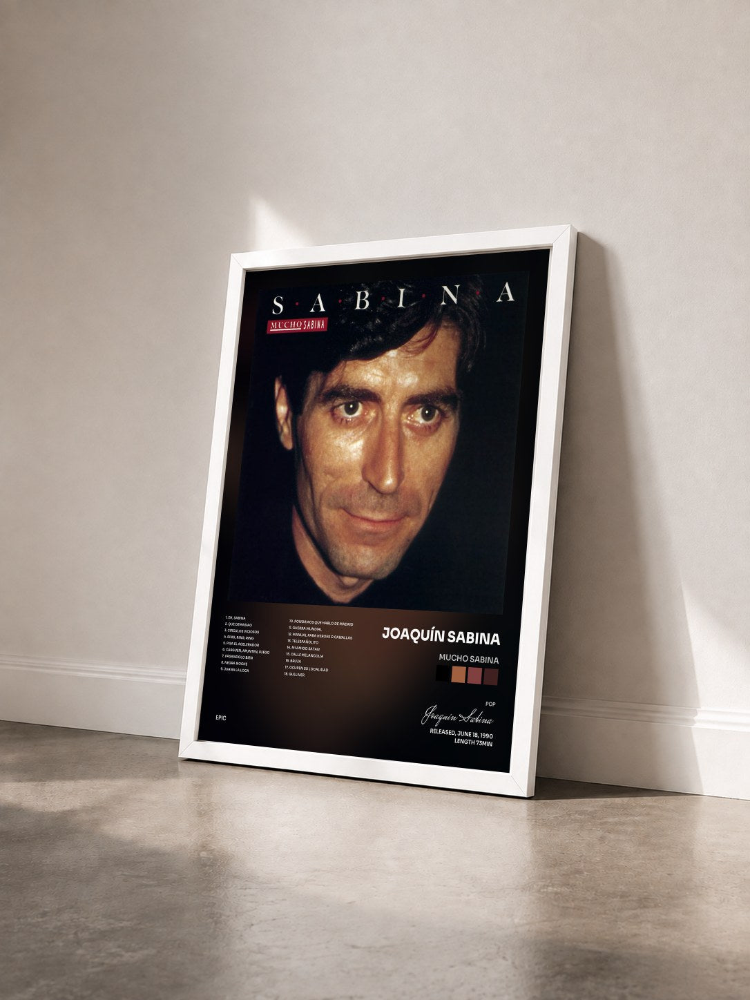 #blanc Tableau de l'album Mucho Sabina de Joaquín Sabina vu de trois quarts, cadre blanc