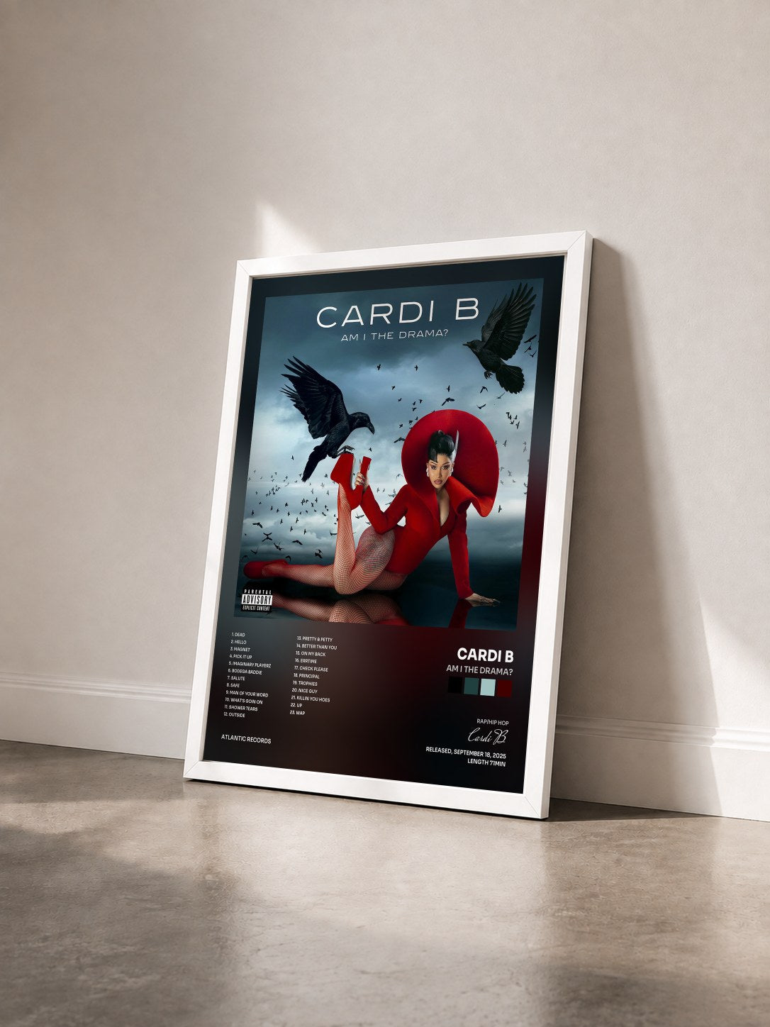 #blanc Tableau de l'album AM I THE DRAMA? de Cardi B vu de trois quarts, cadre blanc