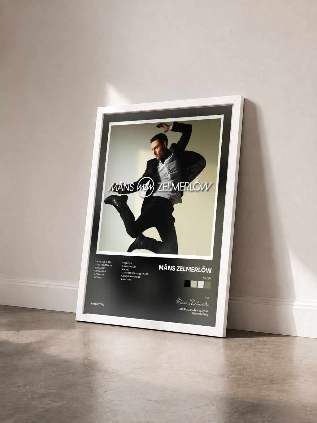 #blanc Tableau de l'album MZW de Måns Zelmerlöw vu de trois quarts, cadre blanc