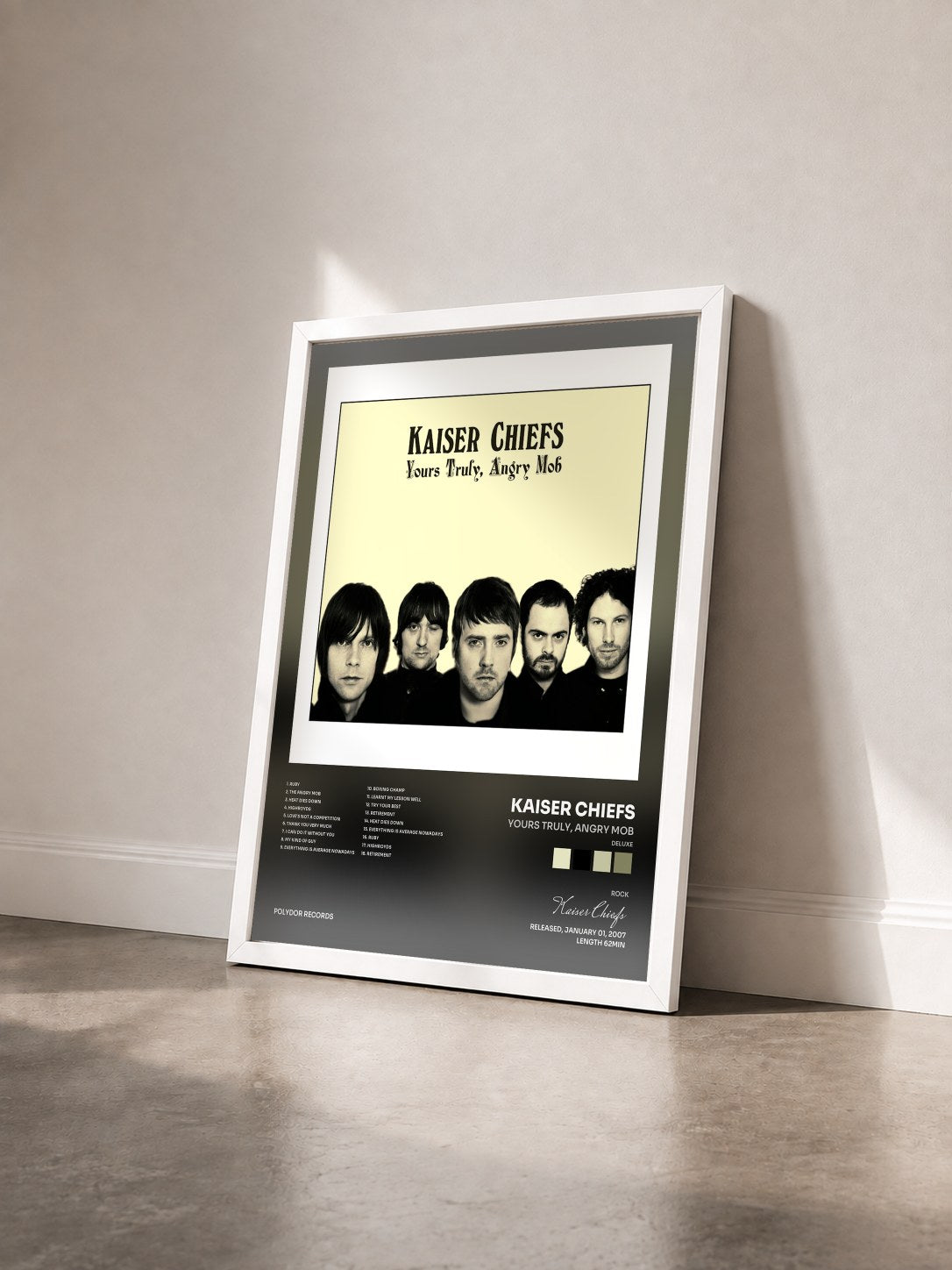 #blanc Tableau de l'album Yours Truly, Angry Mob (Deluxe) de Kaiser Chiefs vu de trois quarts, cadre blanc
