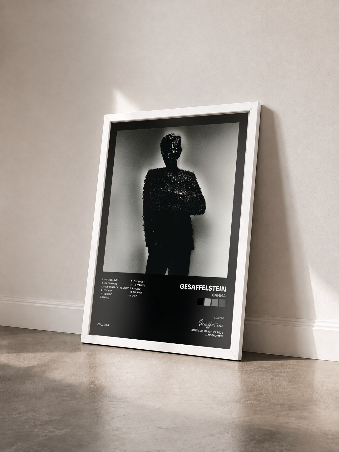 #blanc Tableau de l'album Gamma de Gesaffelstein vu de trois quarts, cadre blanc