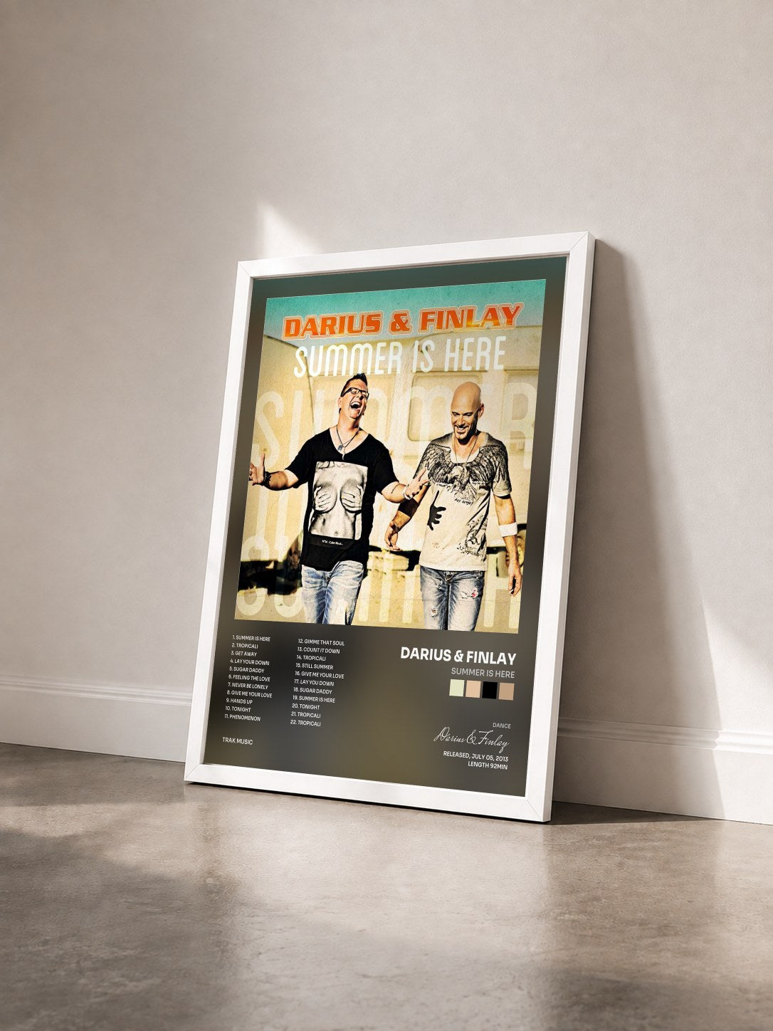 #blanc Tableau de l'album Summer Is Here de Darius & Finlay vu de trois quarts, cadre blanc
