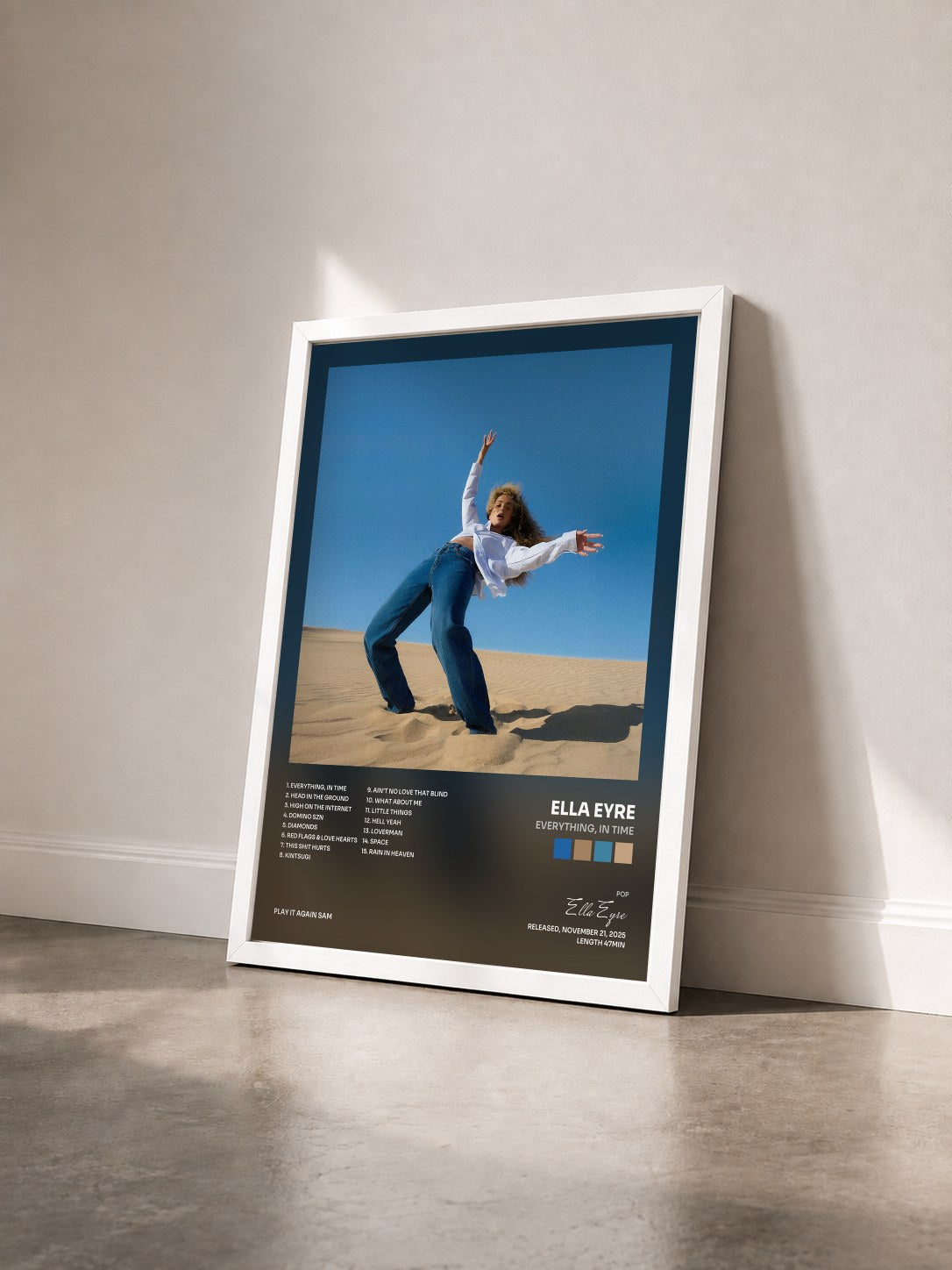 #blanc Tableau de l'album everything, in time de Ella Eyre vu de trois quarts, cadre blanc