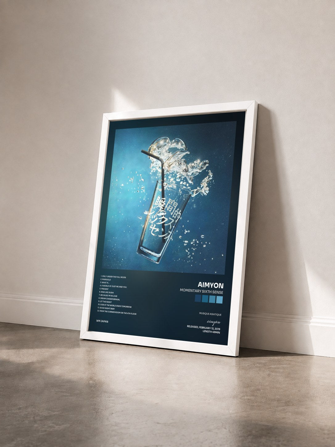 #blanc Tableau de l'album Momentary Sixth Sense de aimyon vu de trois quarts, cadre blanc