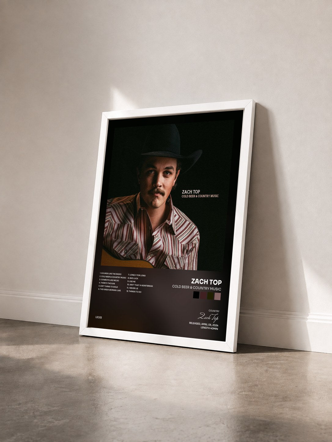 #blanc Tableau de l'album Cold Beer & Country Music de Zach Top vu de trois quarts, cadre blanc