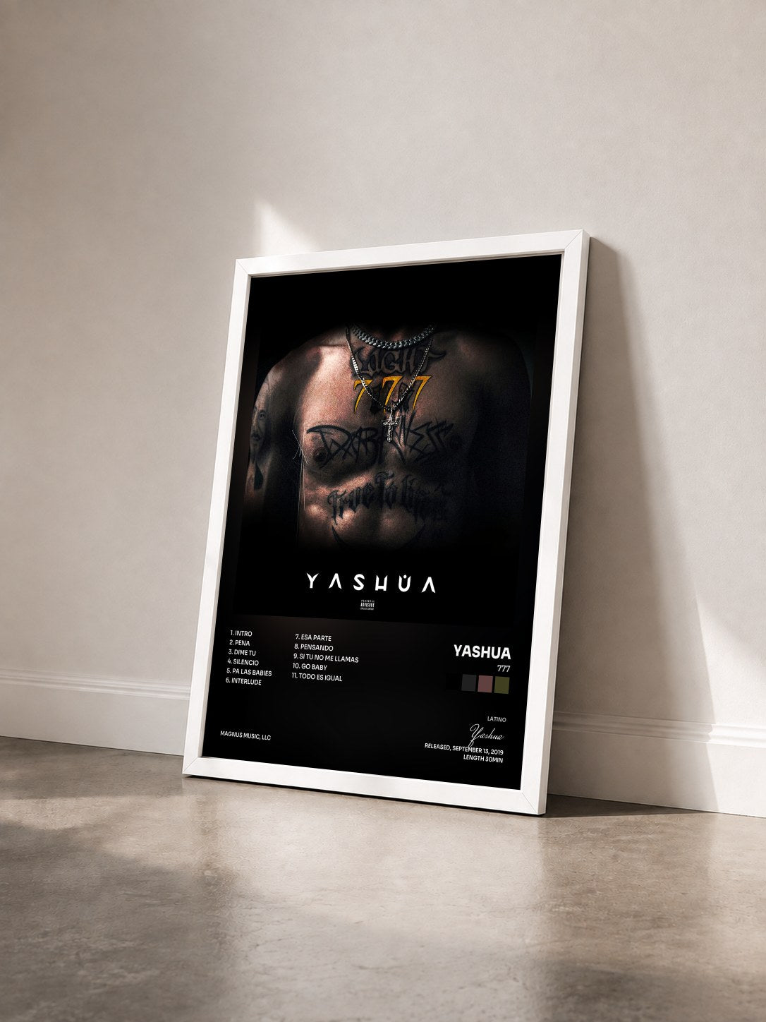#blanc Tableau de l'album 777 de Yashua vu de trois quarts, cadre blanc
